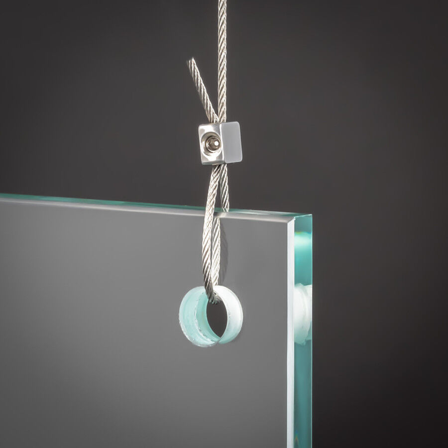 Edelstahlseil V4A 2mm 7x7 halbweich Seilbefestigung | Länge 250m Spule mit einer Schlaufe und einer Klemme an einer Glasplatte  montiert vor dunkler Wand