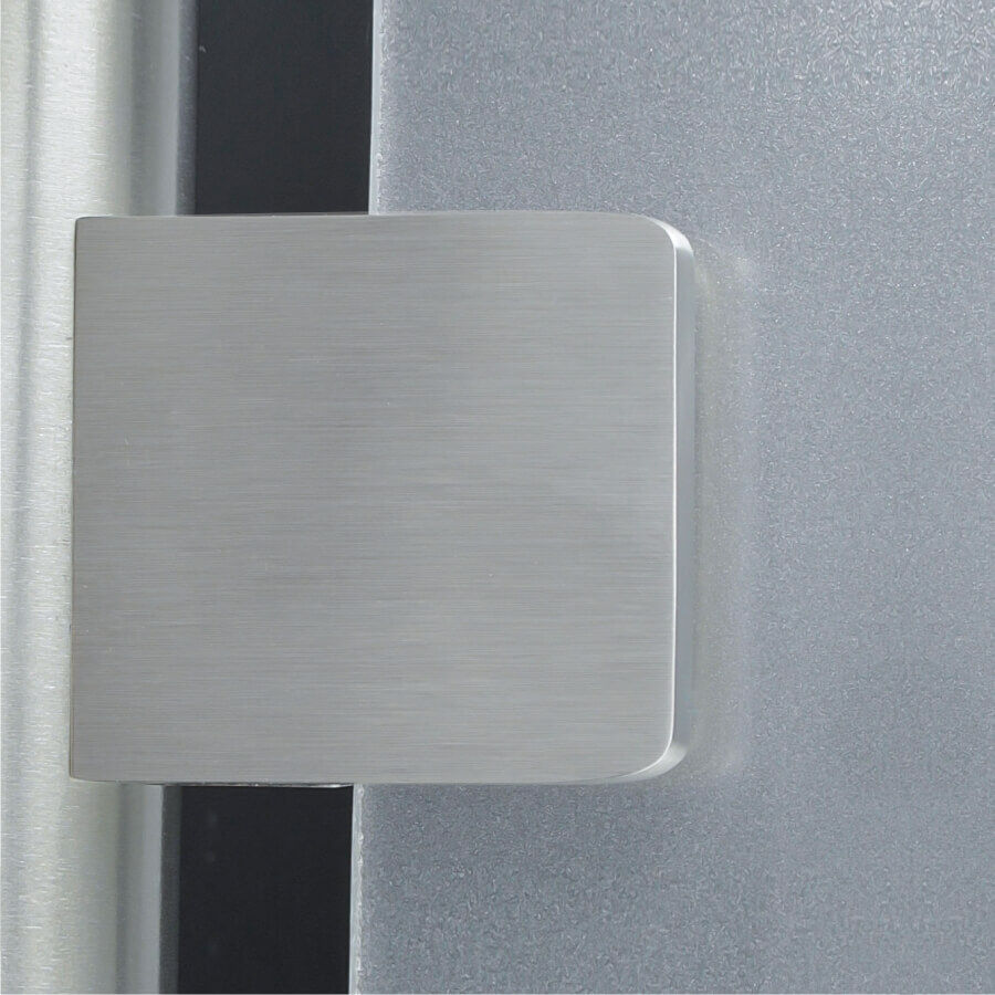 Edelstahl-Halter für Glas eckig montiert an Rundpfosten auf dunklem Untergrund