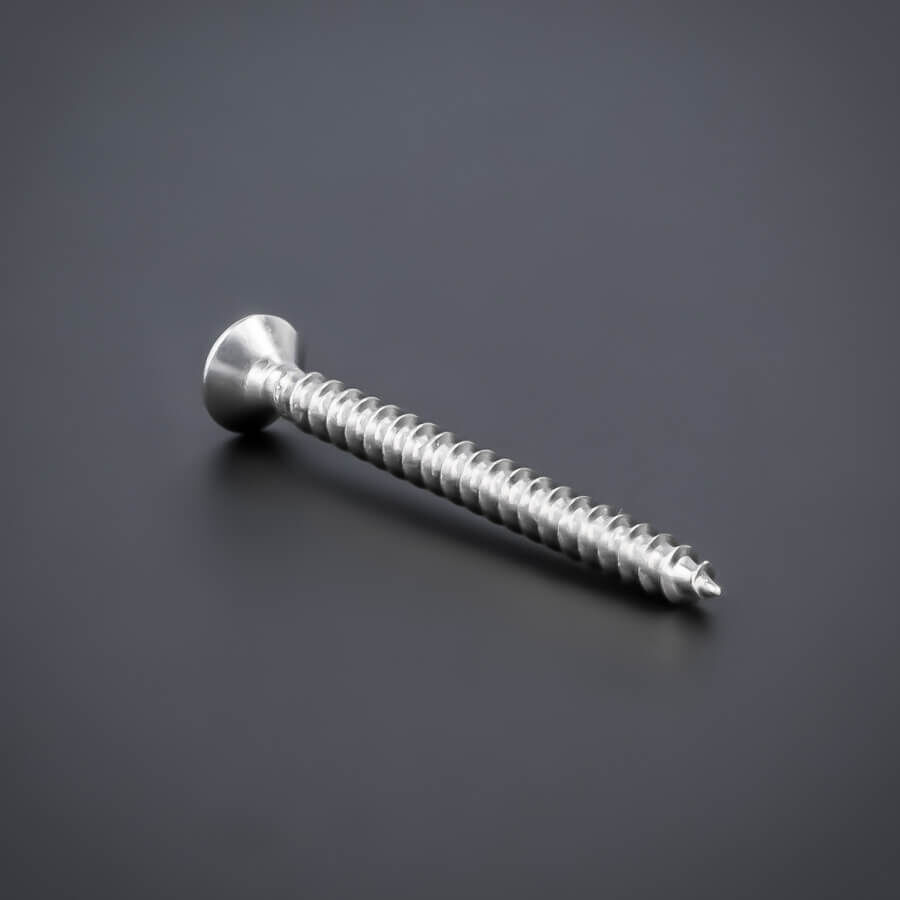 Schraube 3,5x40 mm Edelstahl V2A A2 Senkkopf Vollgewinde | Kreuz gedreht liegend auf dunklem Untergrund