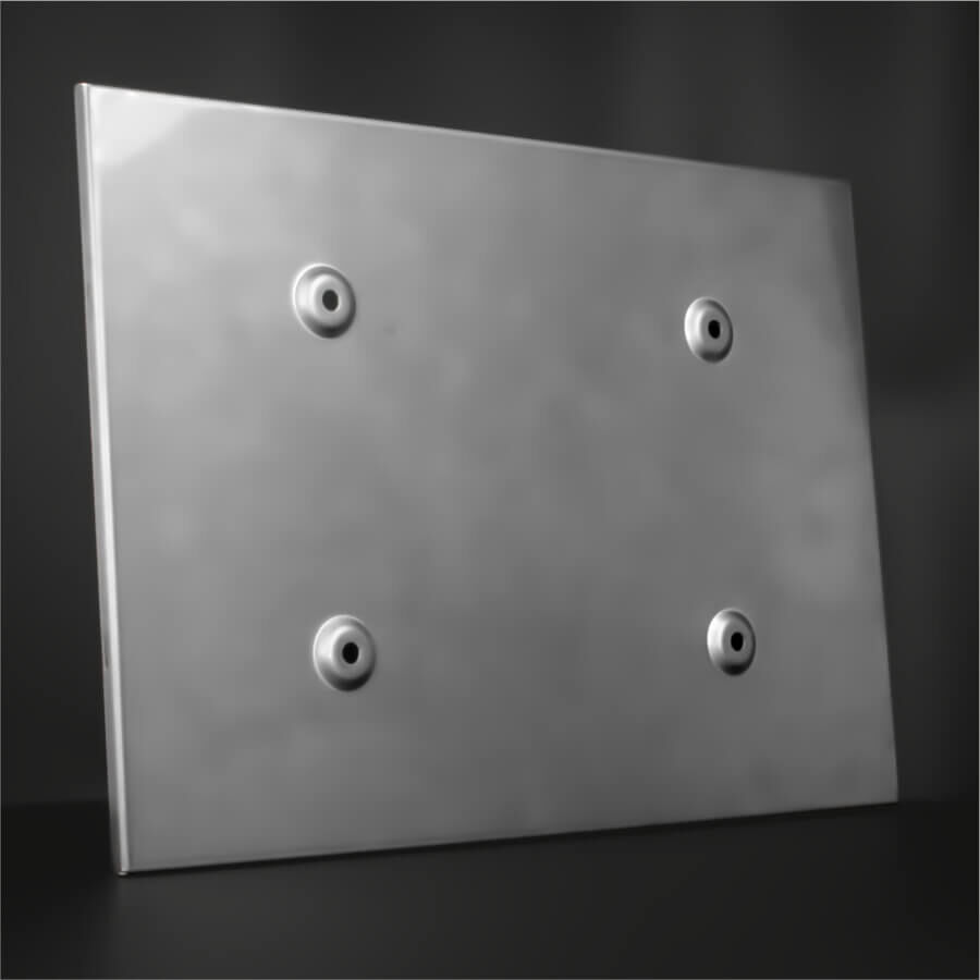Edelstahl Türschild DIN A4 Kassettenrückseite mit 4 Bohrungen vor schwarzen Hintergrund