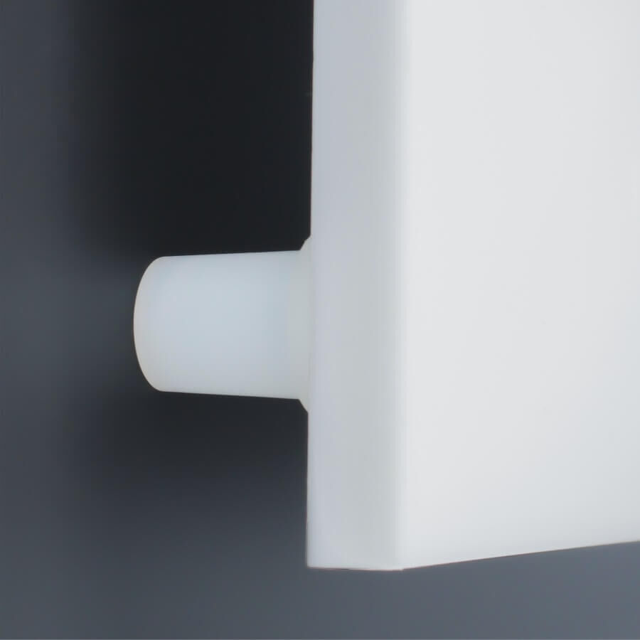 Distanzhalter Kunststoff 2teilig Schild montiert mit Distanzhalter an dunkler Wand
