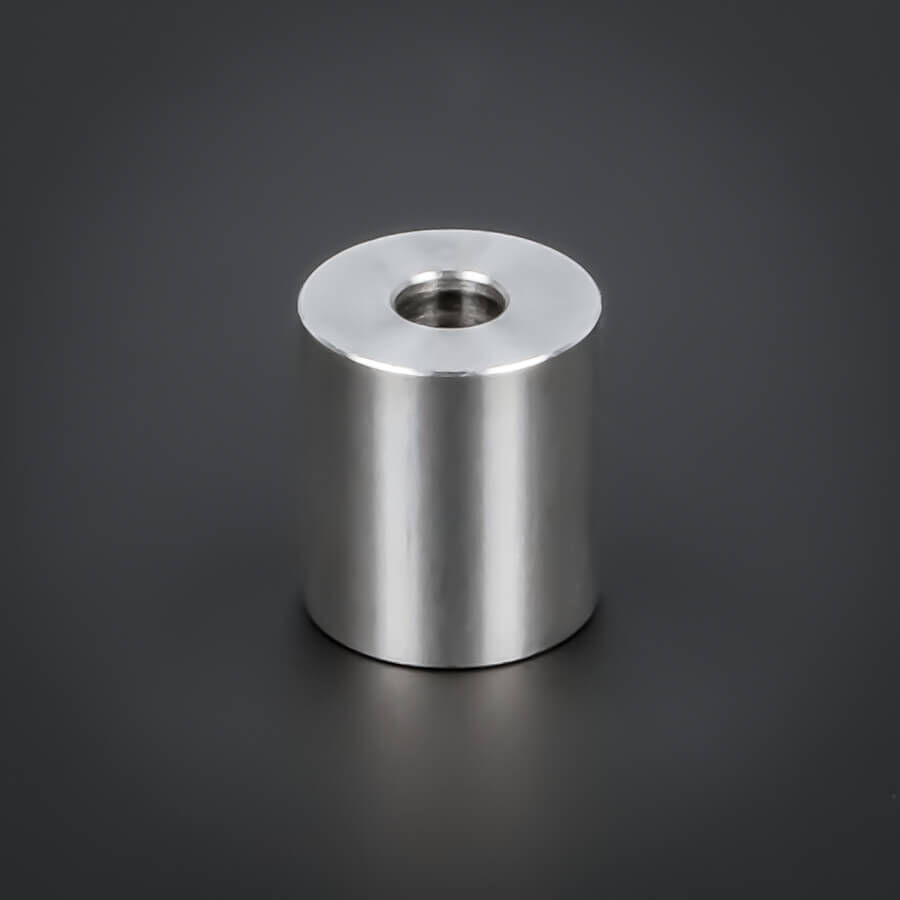 Distanzring M6 | Abstandshülse Edelstahl Ø 18x20 mm stehend auf dunklem Untergrund