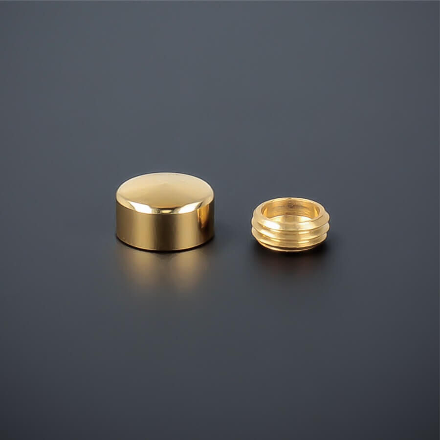 Zierkappe Gold Edelstahl 10mm angeschrägt liegend mit Gewindering auf dunklem Untergrund