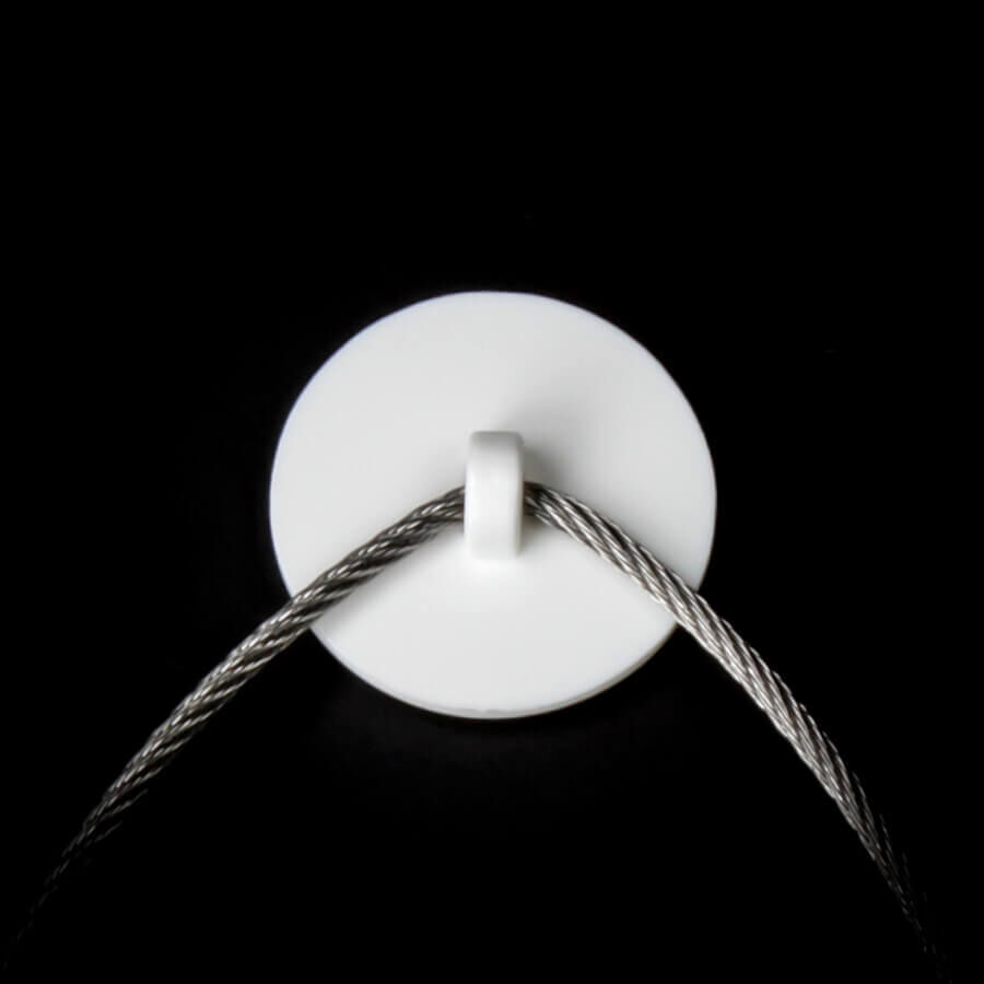 Klebepunkt mit Öse 20 mm | Kunststoff | Plastik | Deckenöse bis 200 g kleben an dunkler Wand mit einem Edelstahlseil in der Öse