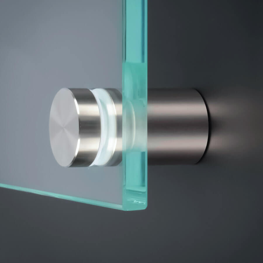 Schutzhülse M14 Kunststoff Bund Ø24mm I-Ø:14,2mm PB:18mm BH:3mm AH:1mm montiert in einem Abstandshalter mit einer Glasscheibe im Klemmbereich an dunkler Wand