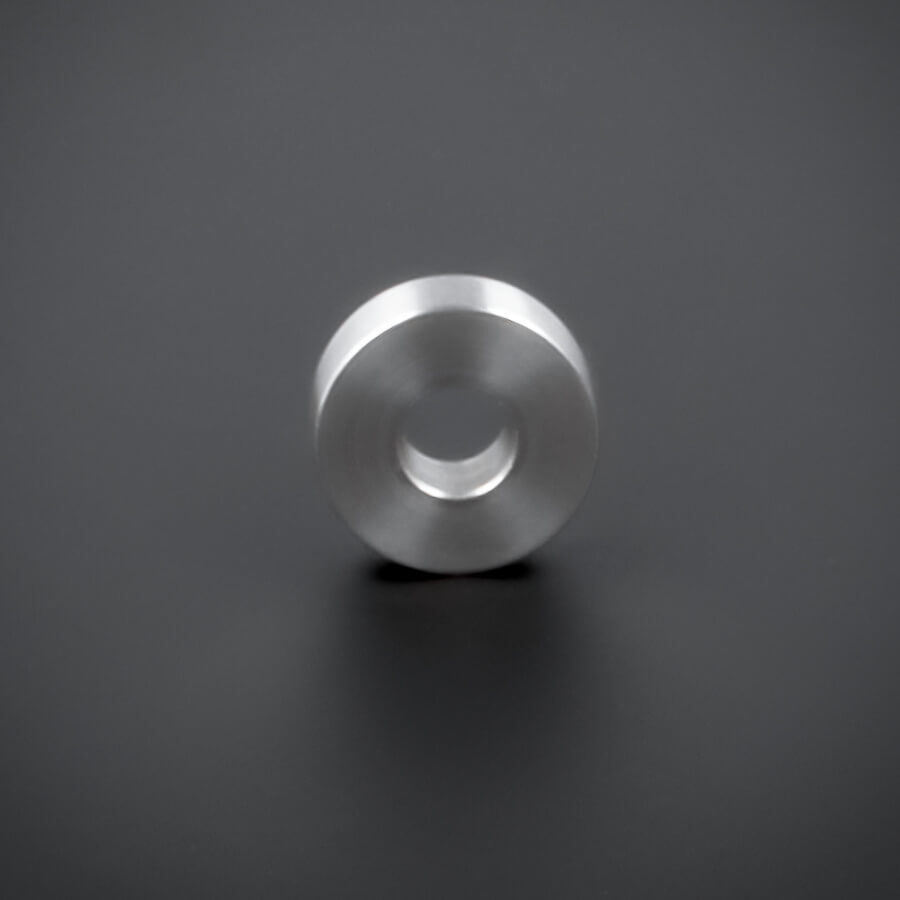 Distanzring Distanzhülse Edelstahl Ø15x5mm stehend von vorne auf dunklem Untergrund