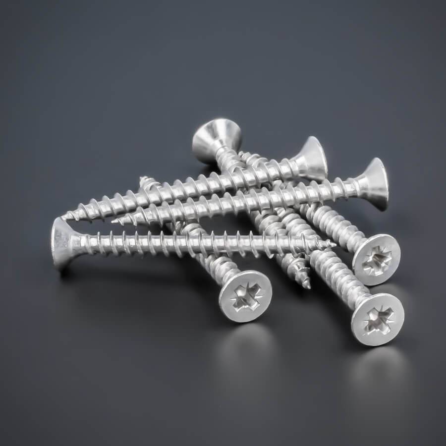 200 x Senkkopfschraube Vollgewinde 4x40mm Edelstahl V2A - A2 | Kreuz größere Stückzahl liegend auf dunklem Untergrund