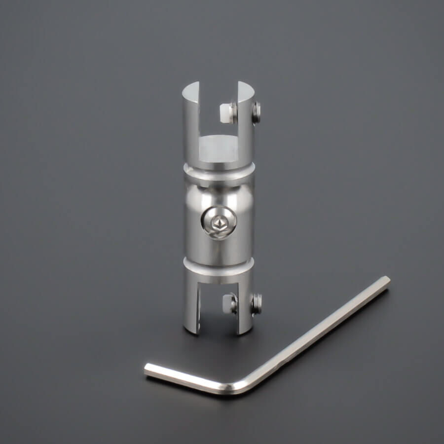 Eckverbinder 90° Edelstahl Spuckschutz Glas-Halter stehend mit einem Innensechskantenschlüssel auf dunklem Untergrund