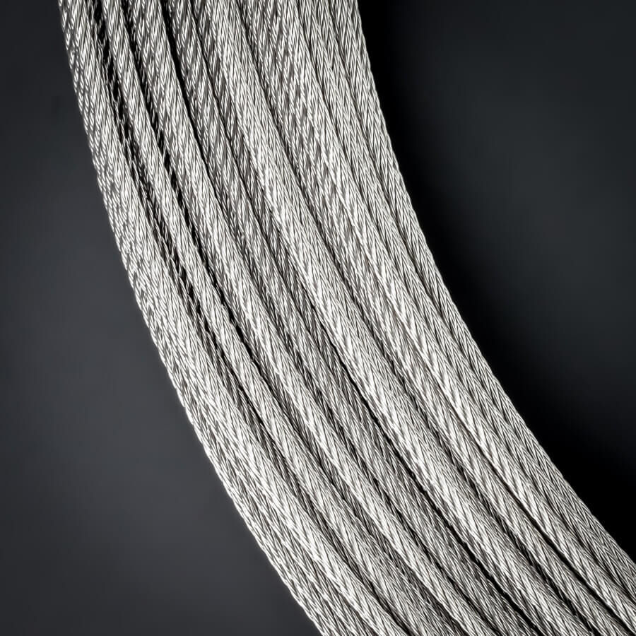 Stahlseile V4A 2 mm | 7x7 halbweich mehrere Seile auf dunklem Untergrund