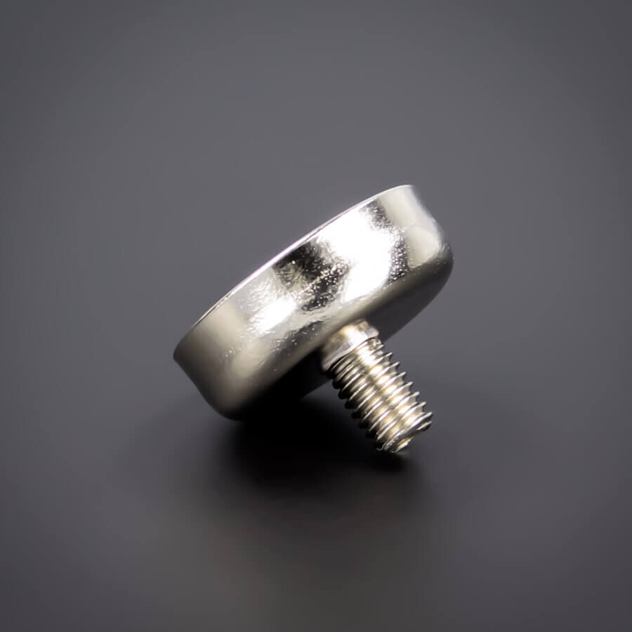 Topf-Magnet Ø 25mm Aussen-Gewinde M6x9 mm auf dem Kopf auf dunklem Untergrund