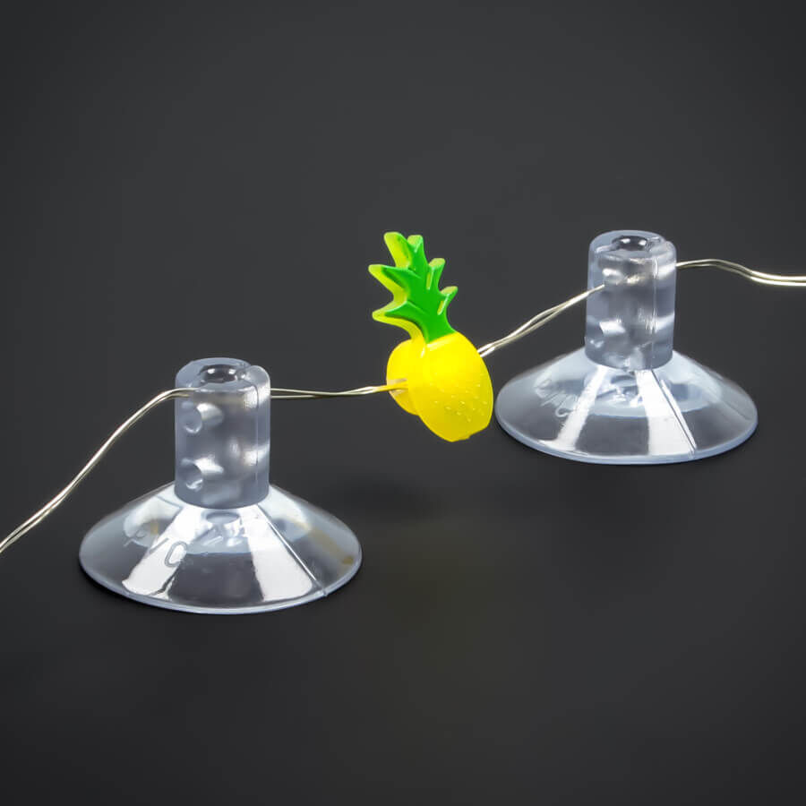 Saugnäpfe Ø 30 mm für Lichterketten | Saugnapf mit Schlitz-Loch | Deko größere Stückzahl stehend auf dunklem Untergrund mit einer Lichterkette im Schlitz