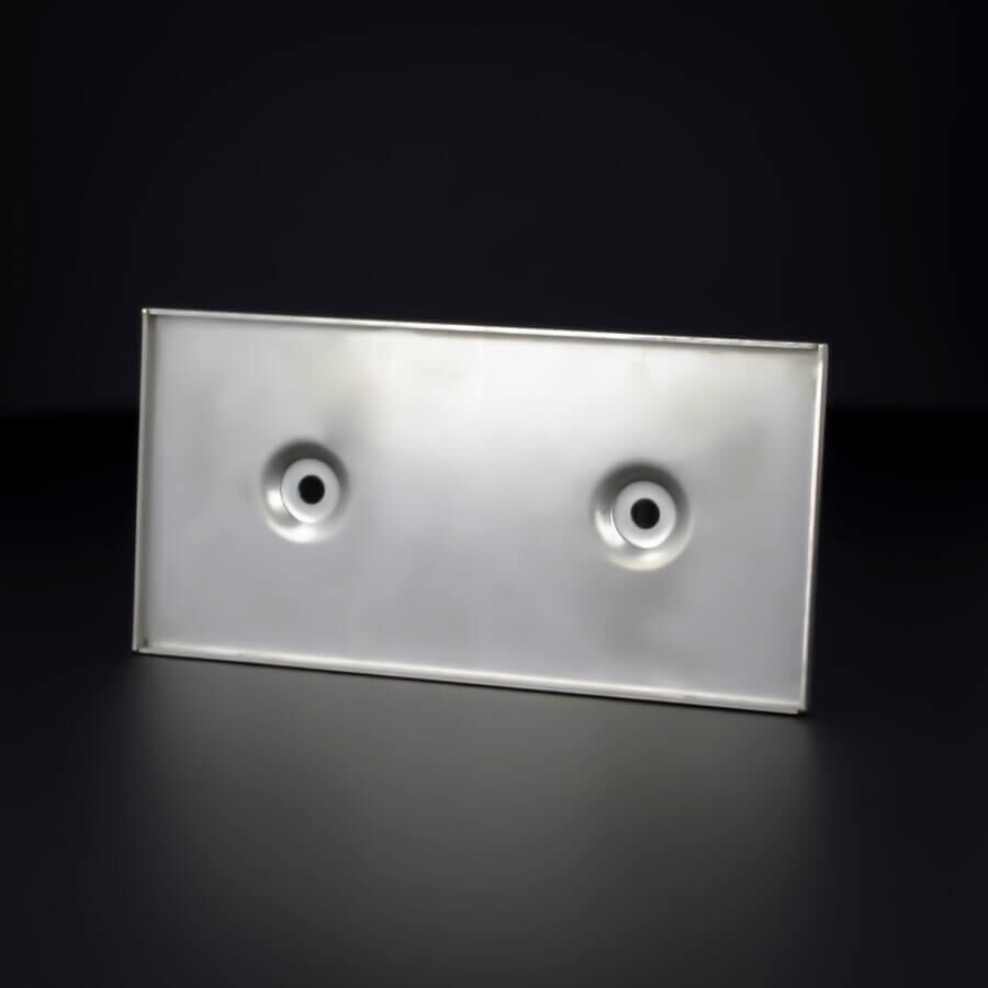 Edelstahl Wandschild 150x75 mm Kassette mit 4 Bohrungen vor schwarzen Hintergrund