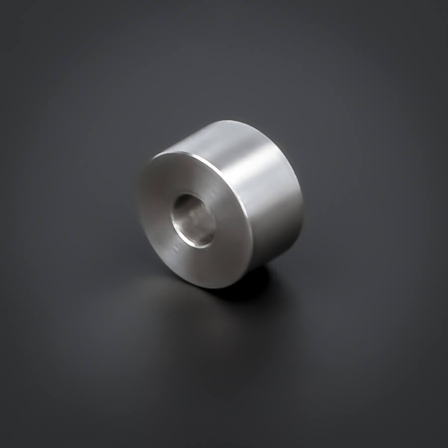 Abstandsring M6 Distanzring V2A Ø18x10mm stehend gedreht auf dunklem Untergrund