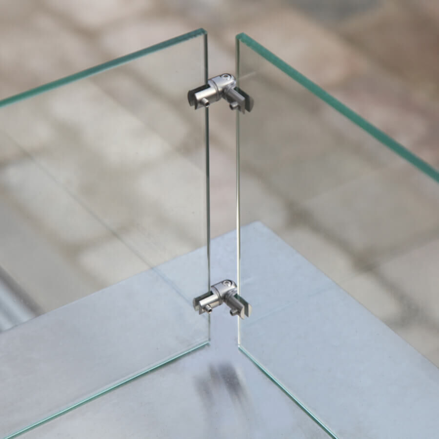 Eckverbinder 90° Edelstahl Spuckschutz Glas-Halter mit Zwei Scheiben montiert als Anwendungsbeispiel im Garten