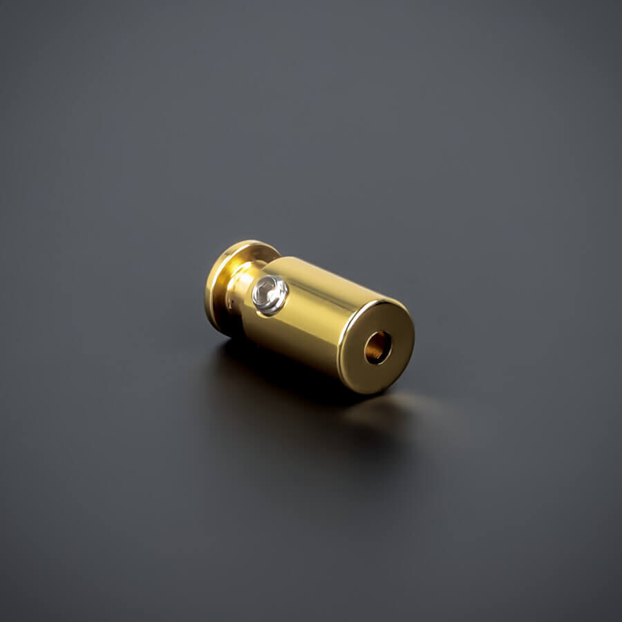 Abstandshalter Messing Lack klar Ø10 mm liegend auf dunklem Untergrund