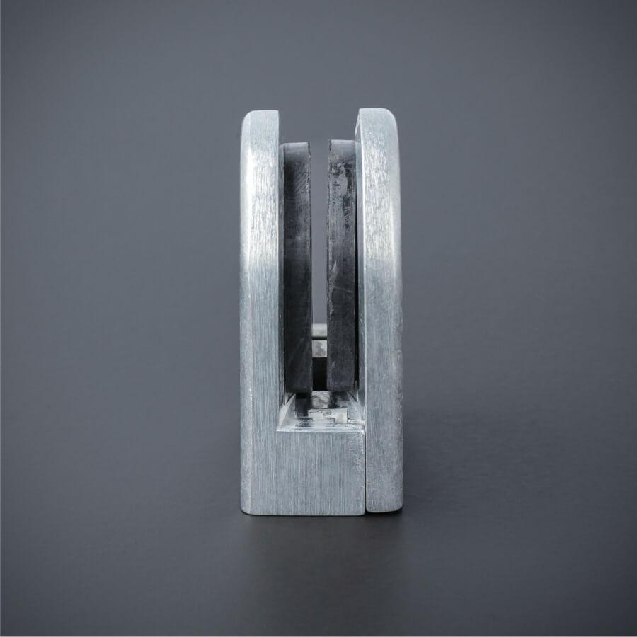 Glashalter Zinkdruckguss halbrund 63x45 mm stehend auf dunklem Untergrund