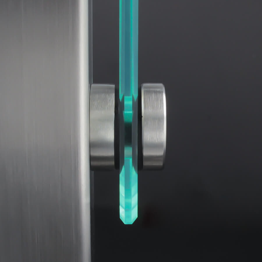 Glaspunkthalter Glashalter Edelstahl Ø30 mm seitliche Ansicht montiert am Pforsten mit dunklem Hintergrund