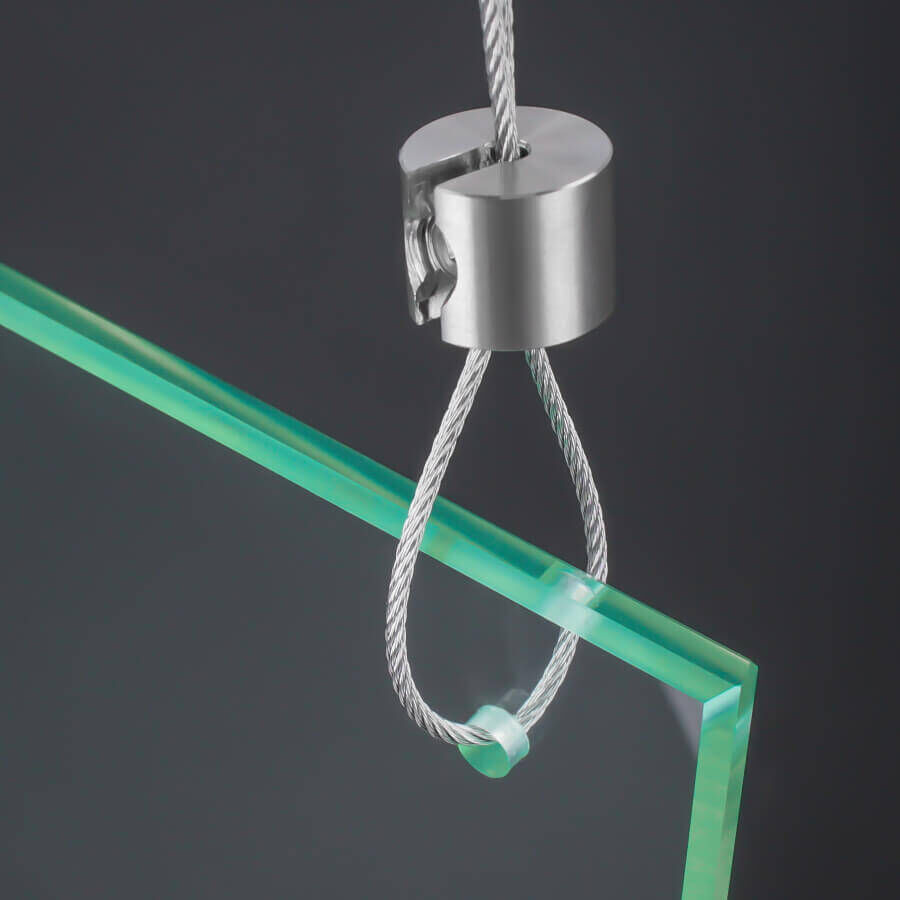 Seilklemme Draht Seilstopper Klemmstopper Edelstahl V2A befestigt an einem Drahtseil mit einer Schlaufe in einer Glasplatte