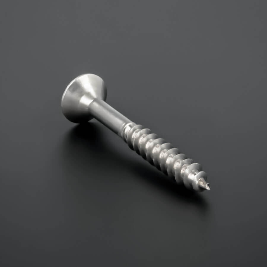 Schraube 6x50 mm Edelstahl V2A A2 Senkkopf Teilgewinde | Kreuz gedreht liegend auf dunklem Untergrund
