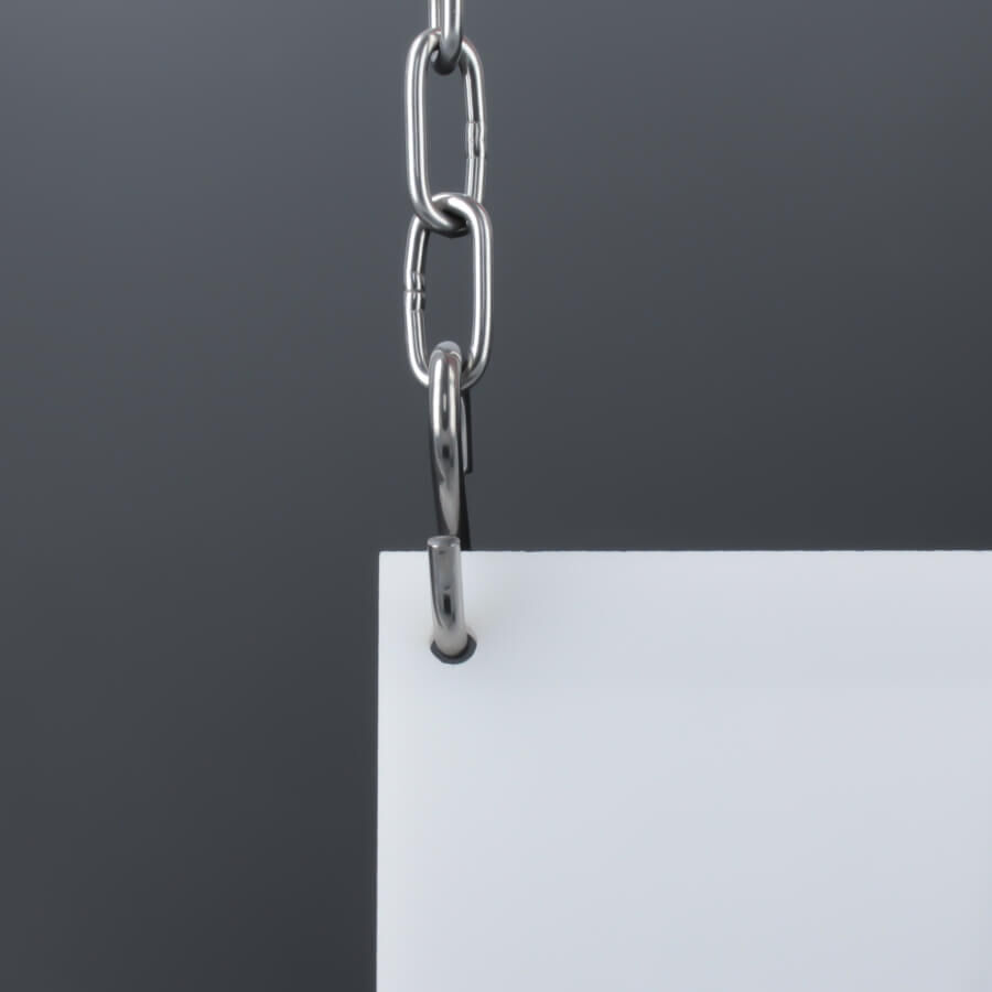 S-Haken Ø 3 mm Anwendungsbeispiel mit einem Schild und einer Kette mit dunklem Hintergrund