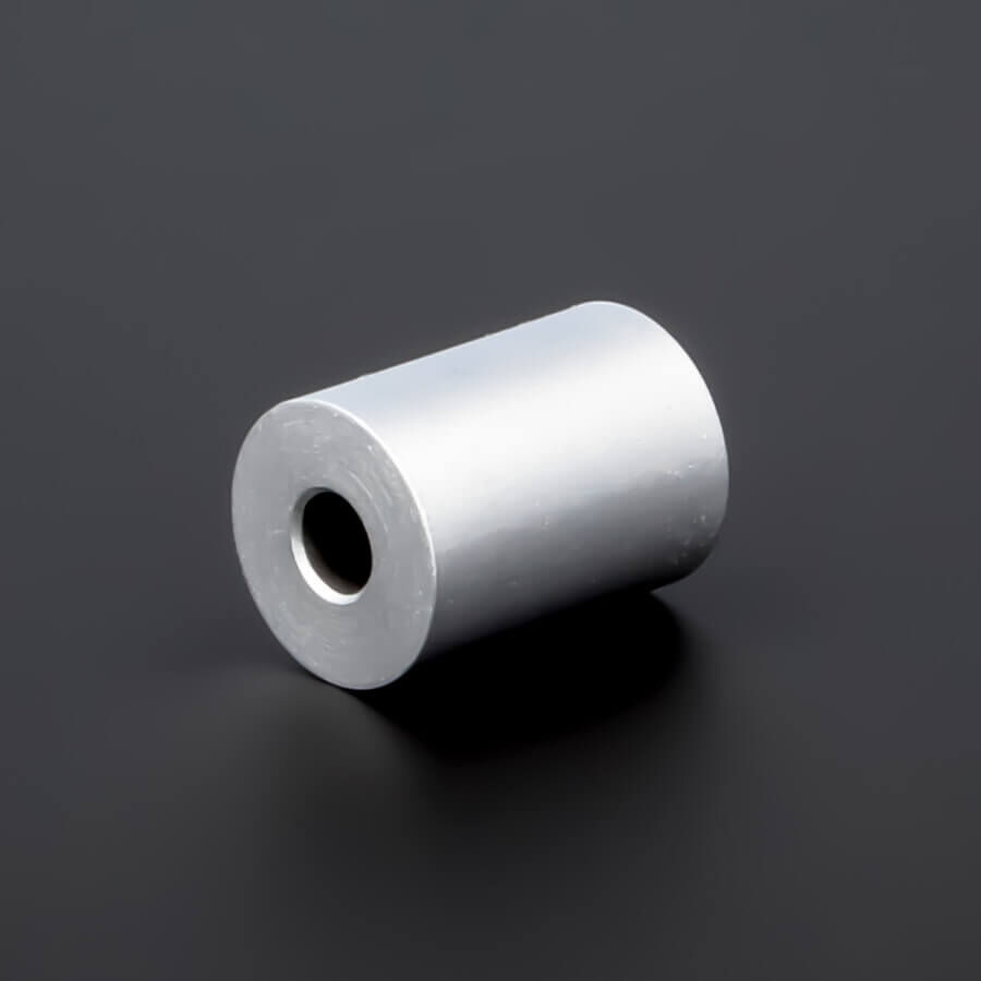 Distanz-Halter M5 Messing matt verchromt liegend auf dunklem Untergrund