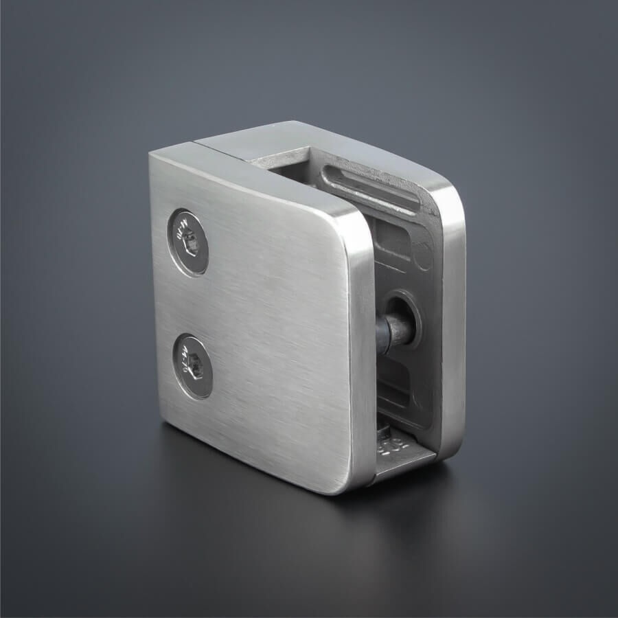 Glasklemmhalter 52x52 mm V4A mit Sicherung stehend auf dunklem Untergrund