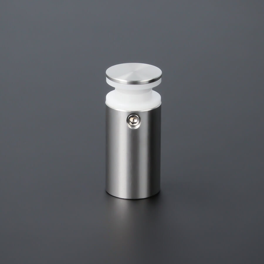 Glashalter Madenschraube V2A stehend auf dunklem Untergrund