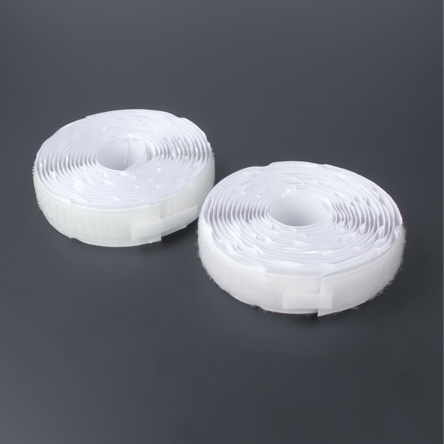 Klettband Flausch+Haken 20mm selbstklebend auf dunklem Untergrund