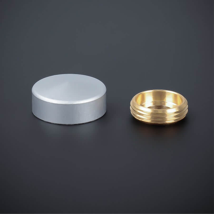 Zierkappe Edelstahl silber matt 18mm flach liegend mit Gewindering auf dunklem Untergrund