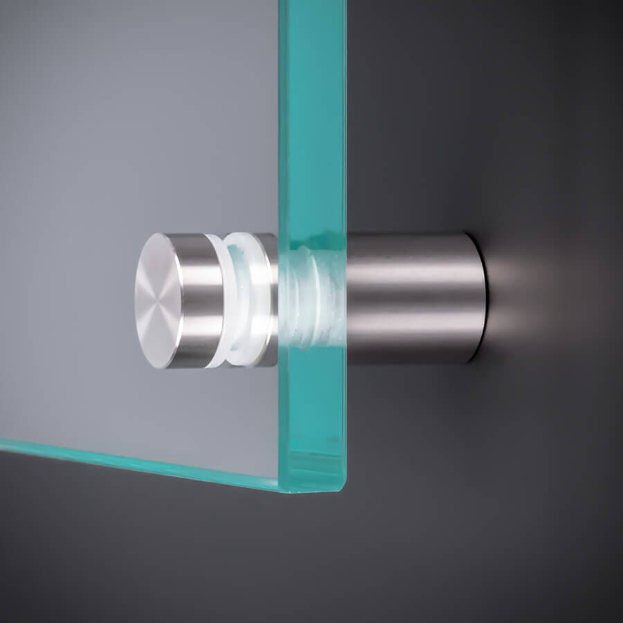 Glasbefestigung V2A montiert mit einer Scheibe an dunkler Wand