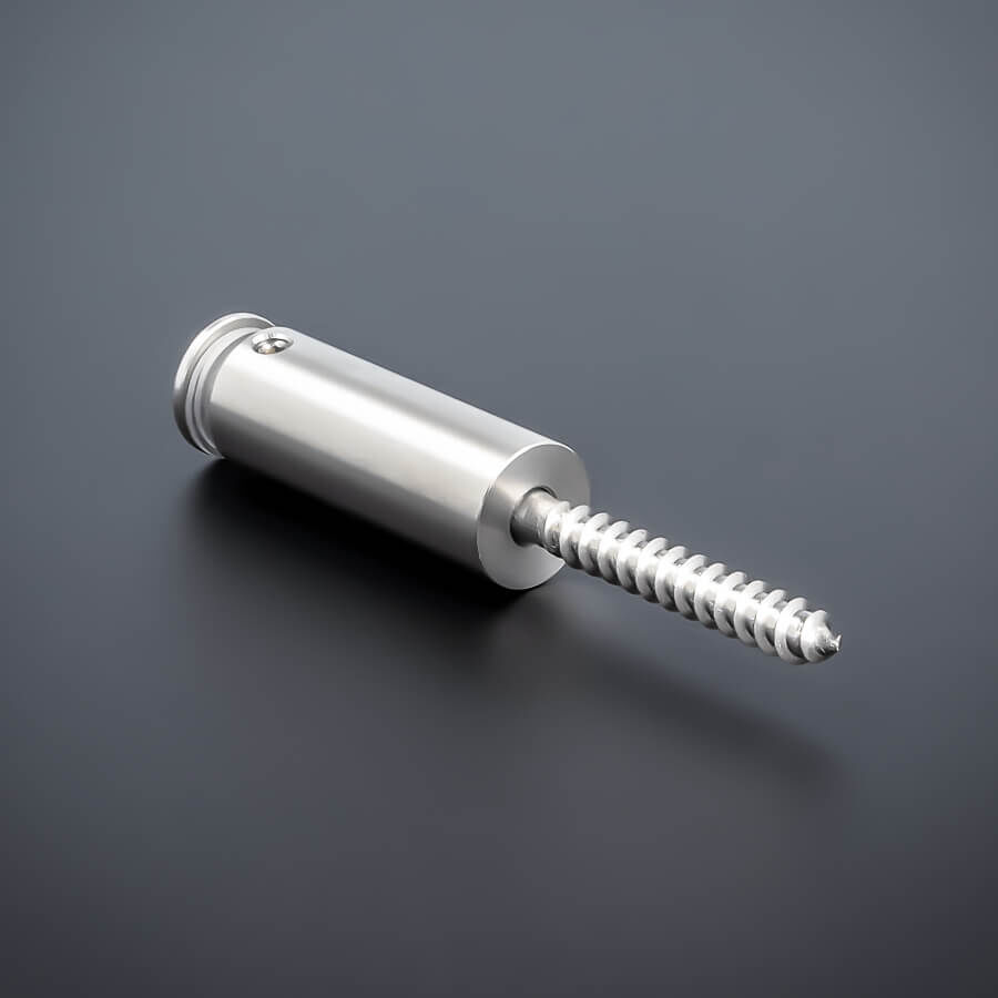 Abstandhalter Edelstahl Ø 15x40 mm liegend auf dunklem Untergrund mit Stockschraube im Boden 