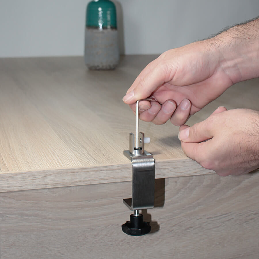 Tischklemme Spuckschutz Trennwand Edelstahl montage des Klemmhalters auf einem Tisch mit hellem Hintergrund