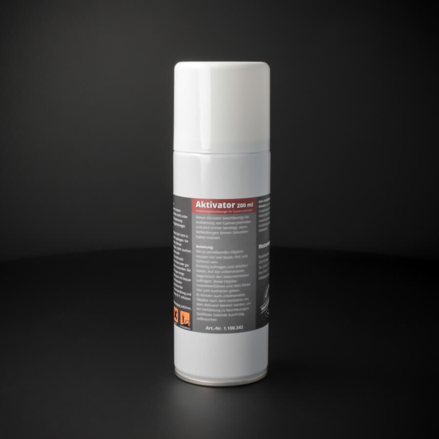 Aktivator 200 ml Aushärtungsbeschleuniger für Cyanacrylat-Kleber stehend auf dunklem Untergrund