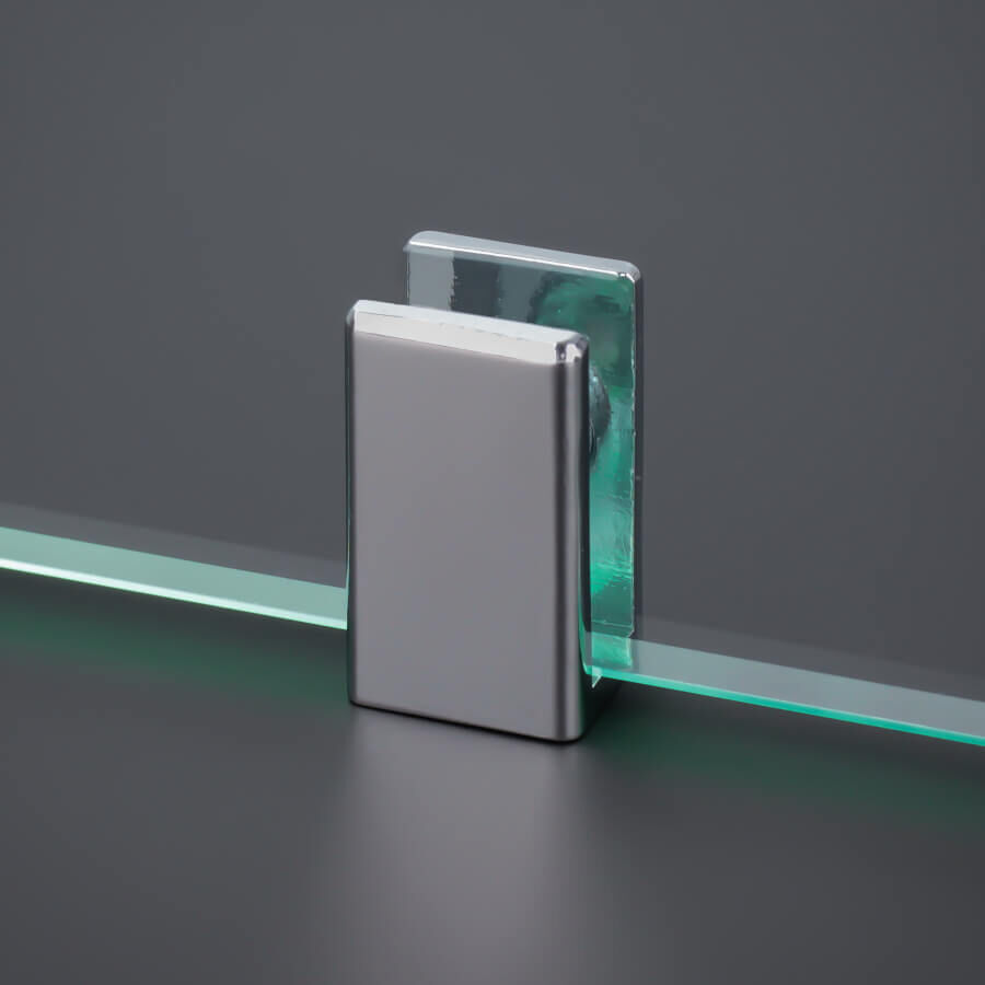 Glasbodenhalter | Regal-Halter | Messing chrom montiert stehend mit einer geklemmten Scheibe auf dunklem Untergrund 