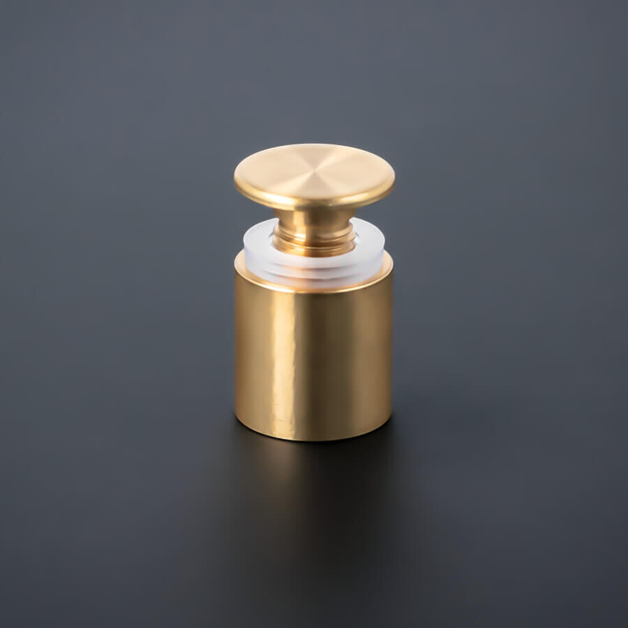 Abstandshalter schraubbar Messing Ø15 mm stehend auf dunklem Untergrund
