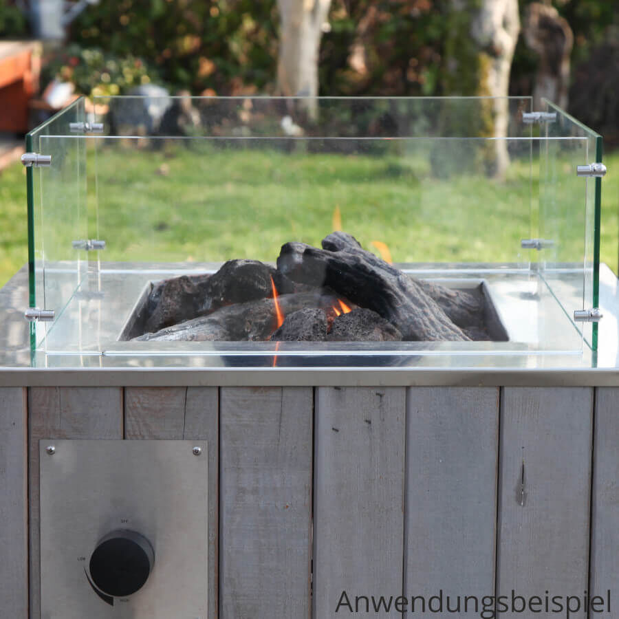 Eckverbinder 90° Edelstahl Spuckschutz Glas-Halter mit Vier Scheiben montiert und Feuer für ein Anwendungsbeispiel im Garten