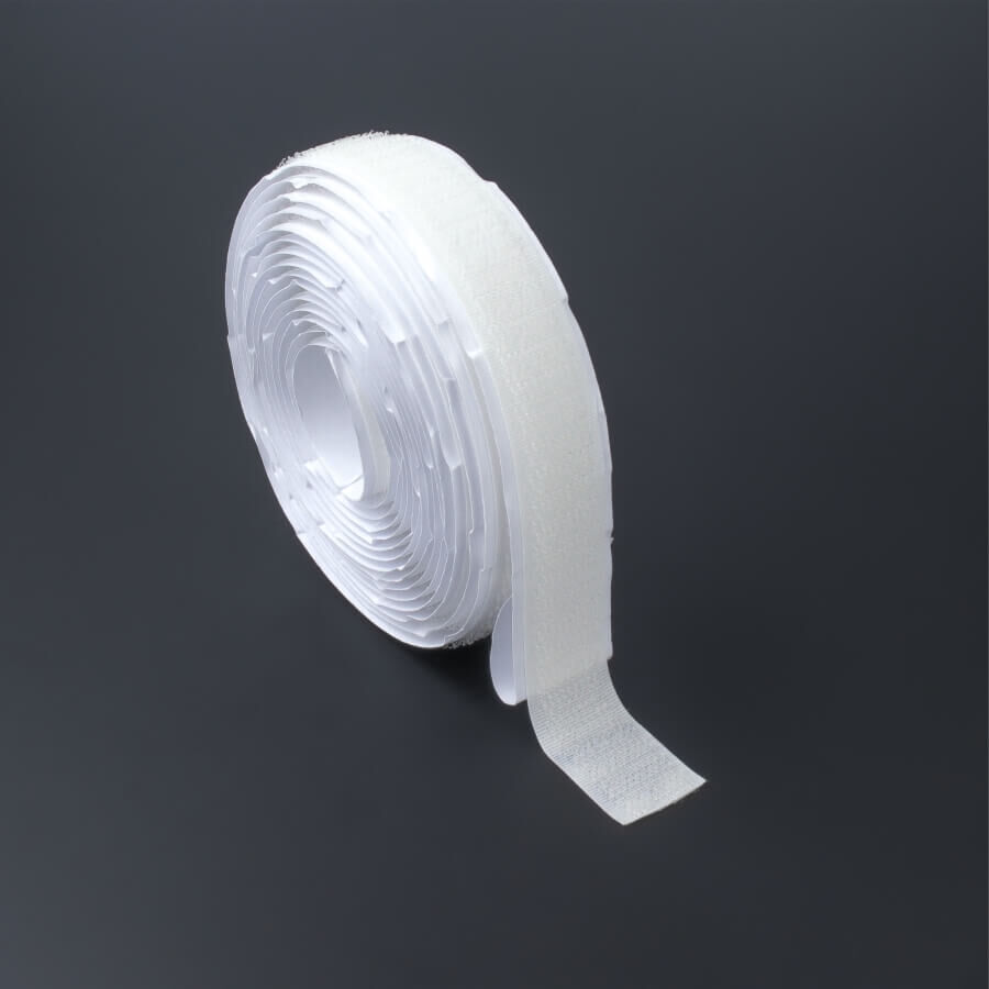 Klettband Haken 20mm Rolle in 3m Länge auf dunklem Untergrund