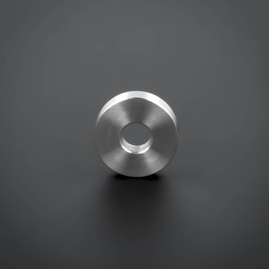 Distanzring M6 Abstandsrohr V2A Ø18x5mm stehend von vorne auf dunklem Untergrund