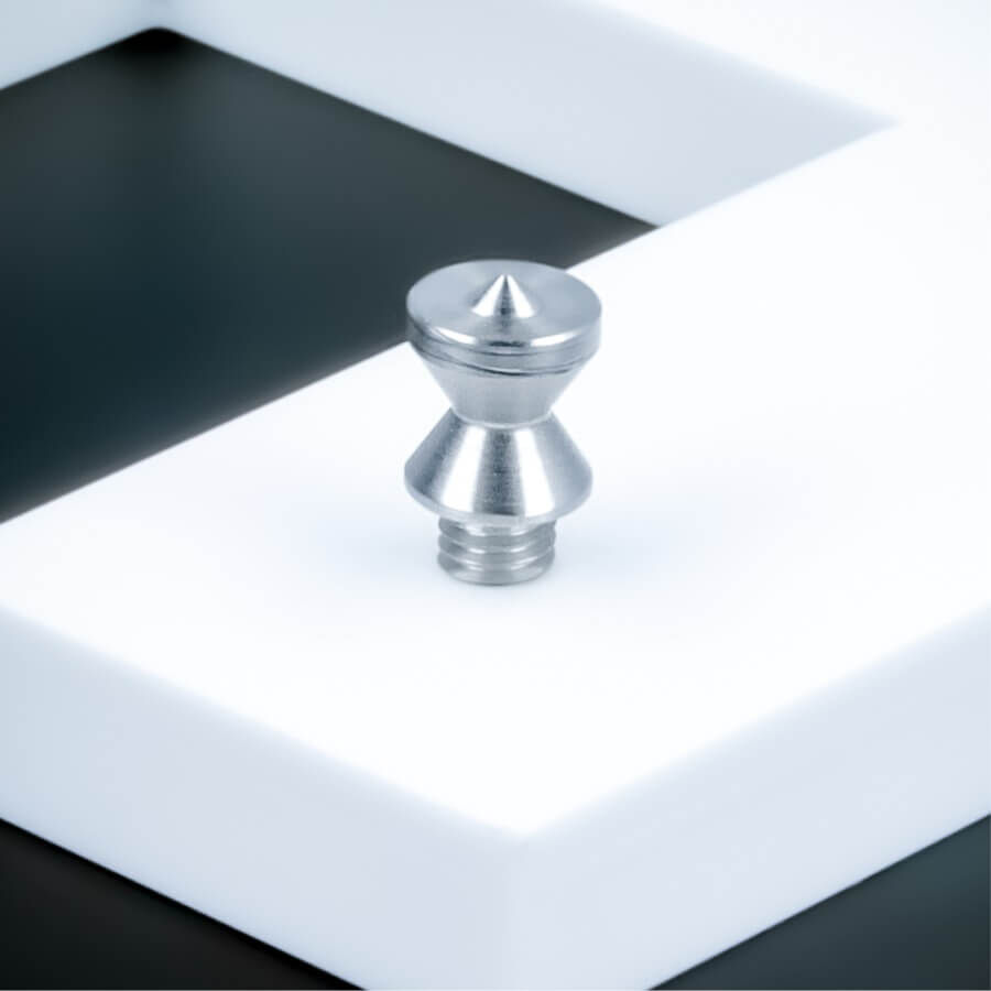 Schilderhalter Edelstahl Ø13x20mm Logobefestigung montiert an weißen Acrylbuchstaben