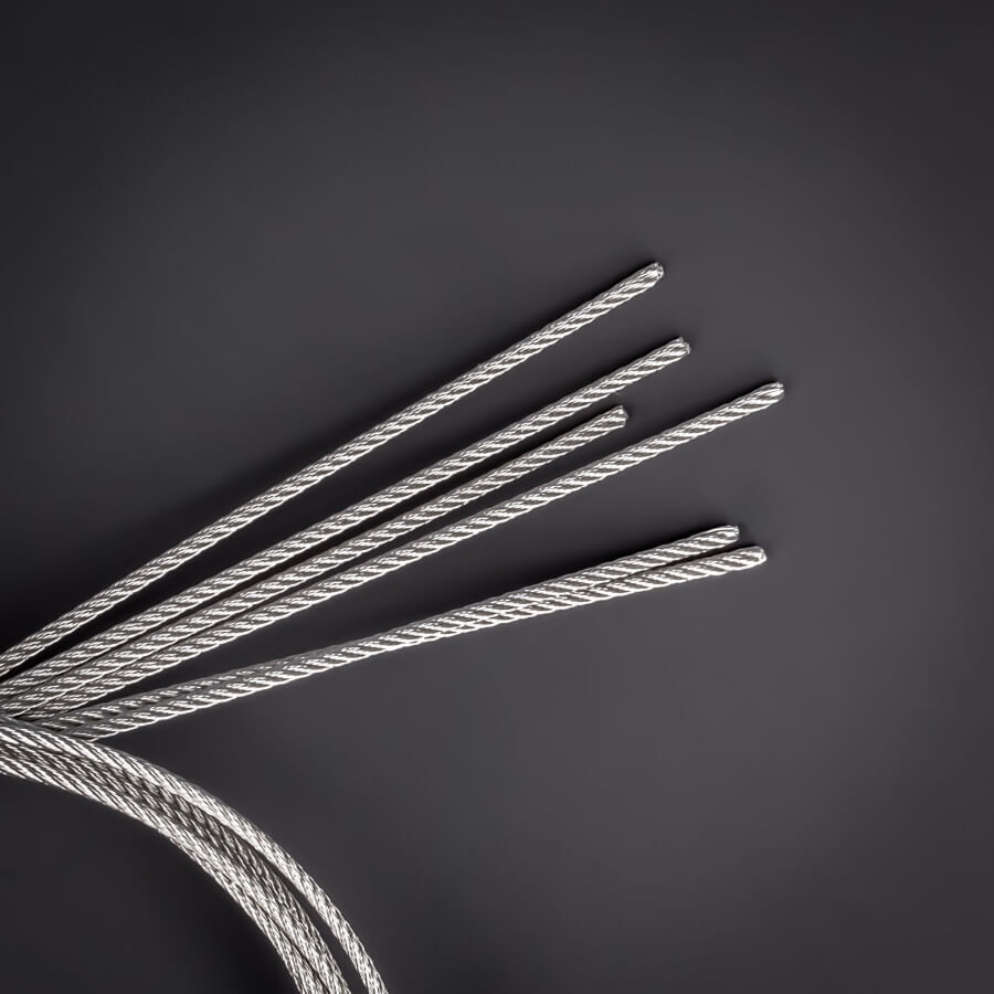 Stahlseile V4A 2 mm | 7x7 halbweich mehrere Seile Seilenden verschweißt auf dunklem Untergrund