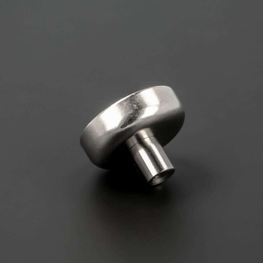Topf-Magnet Ø 25mm Innengewinde M5x8 mm liegend auf dunklem Untergrund