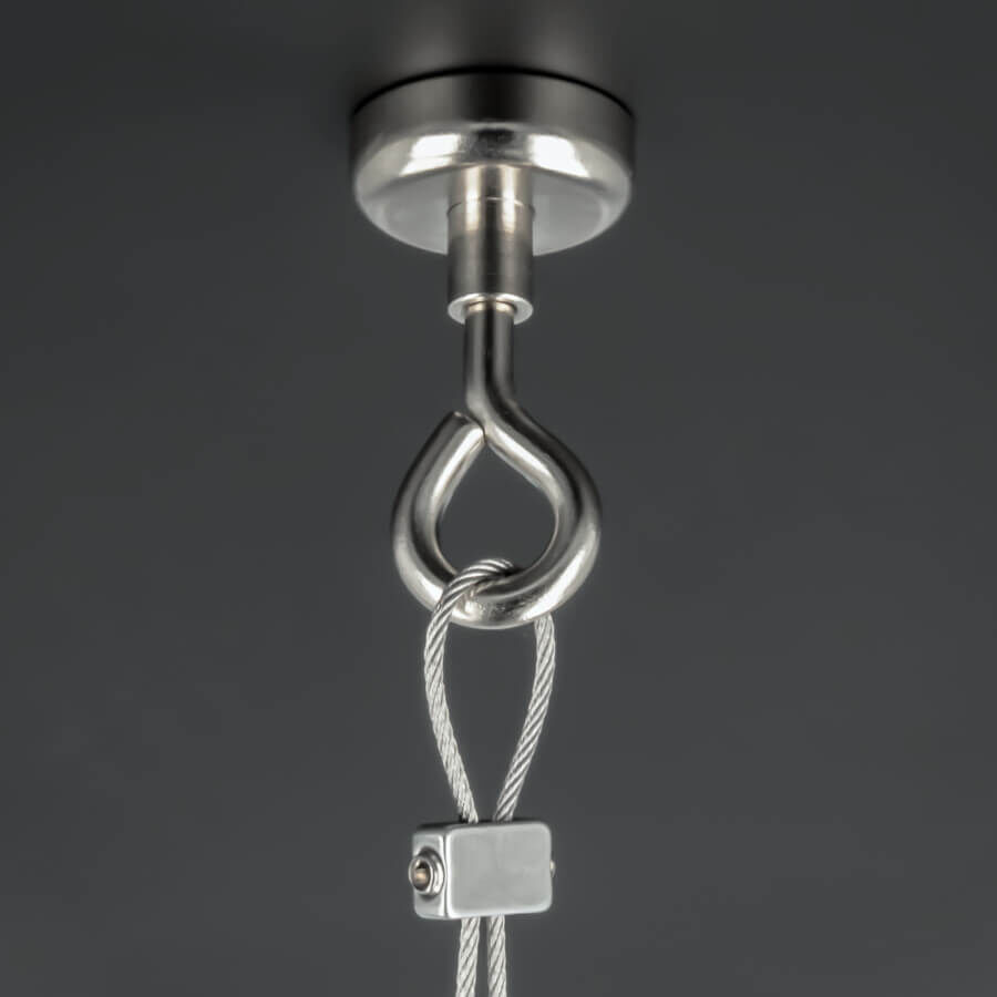 Topfmagnet mit Öse Ø 25mm Innengewinde M5x8mm an dunkler Decke montiert mit Seilschlaufe