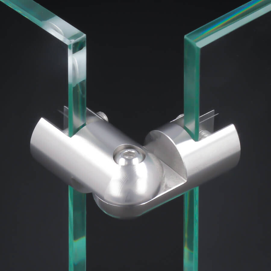 Eckverbinder 90-180 Grad Edelstahl Plattenverbinder mit zwei geklemmten Platten vor schwarzen Hintergrund