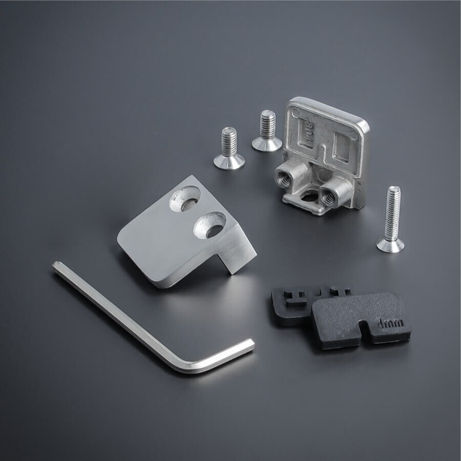 Glashalterung Edelstahl V2A 30 x 30 mm Lieferumfang auf dunklem Untergrund