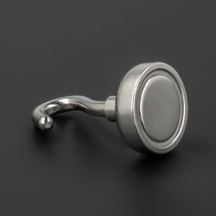 Topfmagnet mit Haken Ø 25mm Innengewinde M5x8mm liegend auf dunklem Untergrund