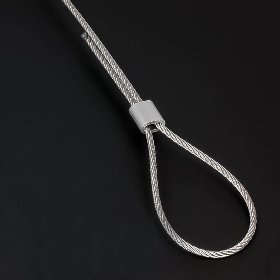 Klemmkautsche Seilklemme Alu-Presshülse Pressklemme Klemmkautsche mit Seilschlaufe auf dunklem Untergrund
