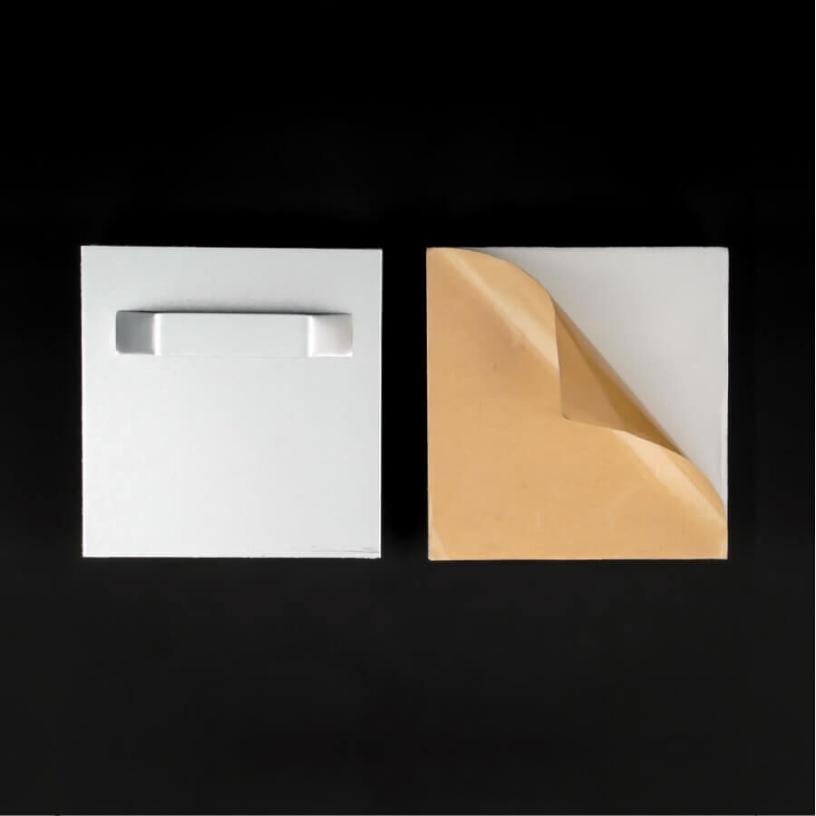 Glasplattenmontage selbstklebend 70x70mm Vorder und Rückseite auf schwarzen Untergrund
