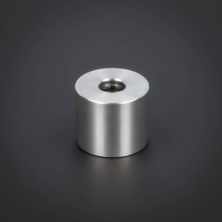 Distanz-Rolle Abstandsrolle M6 Edelstahl Ø18x15mm stehend auf dunklem Untergrund