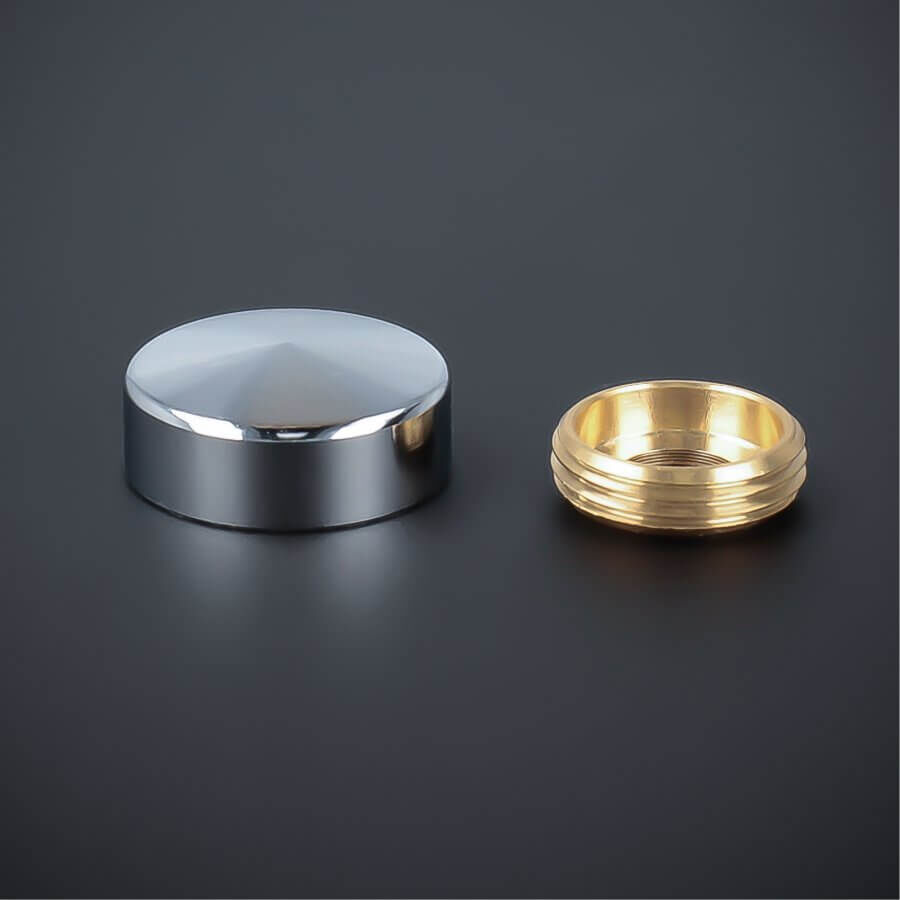 Zierkappe Edelstahl Chrom 18mm angeschrägt liegend mit Gewindering auf dunklem Untergrund