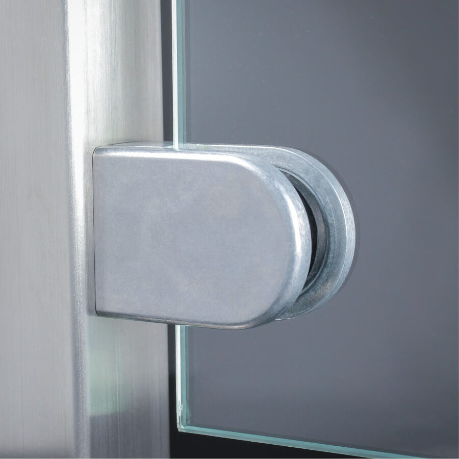 Glashalter Zinkdruckguss halbrund 63x45 mm montiert an Pfosten